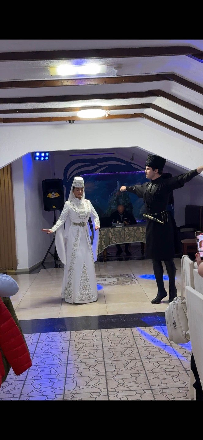 Интересный вечер с ведущим, национальными танцами, музыкой и угощениями. Подавали осетинские пироги, салат, люля и шашлык