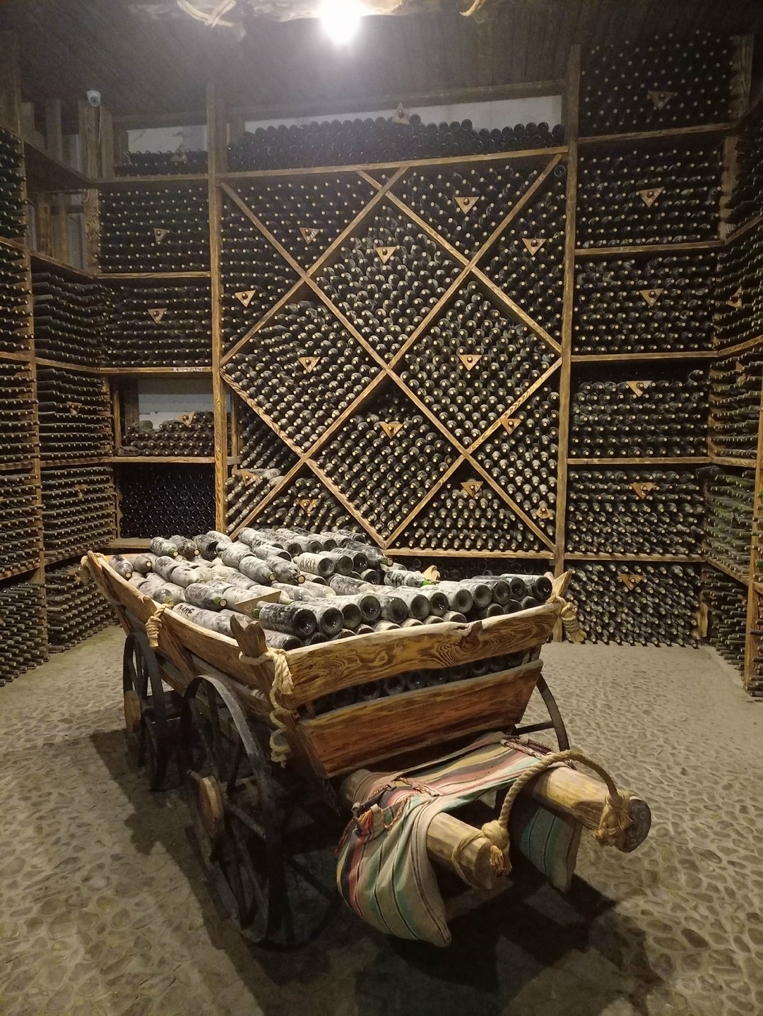 Были в Ереване в начале марта, с погодой не очень повезло, в горах не жарко, одевайтесь