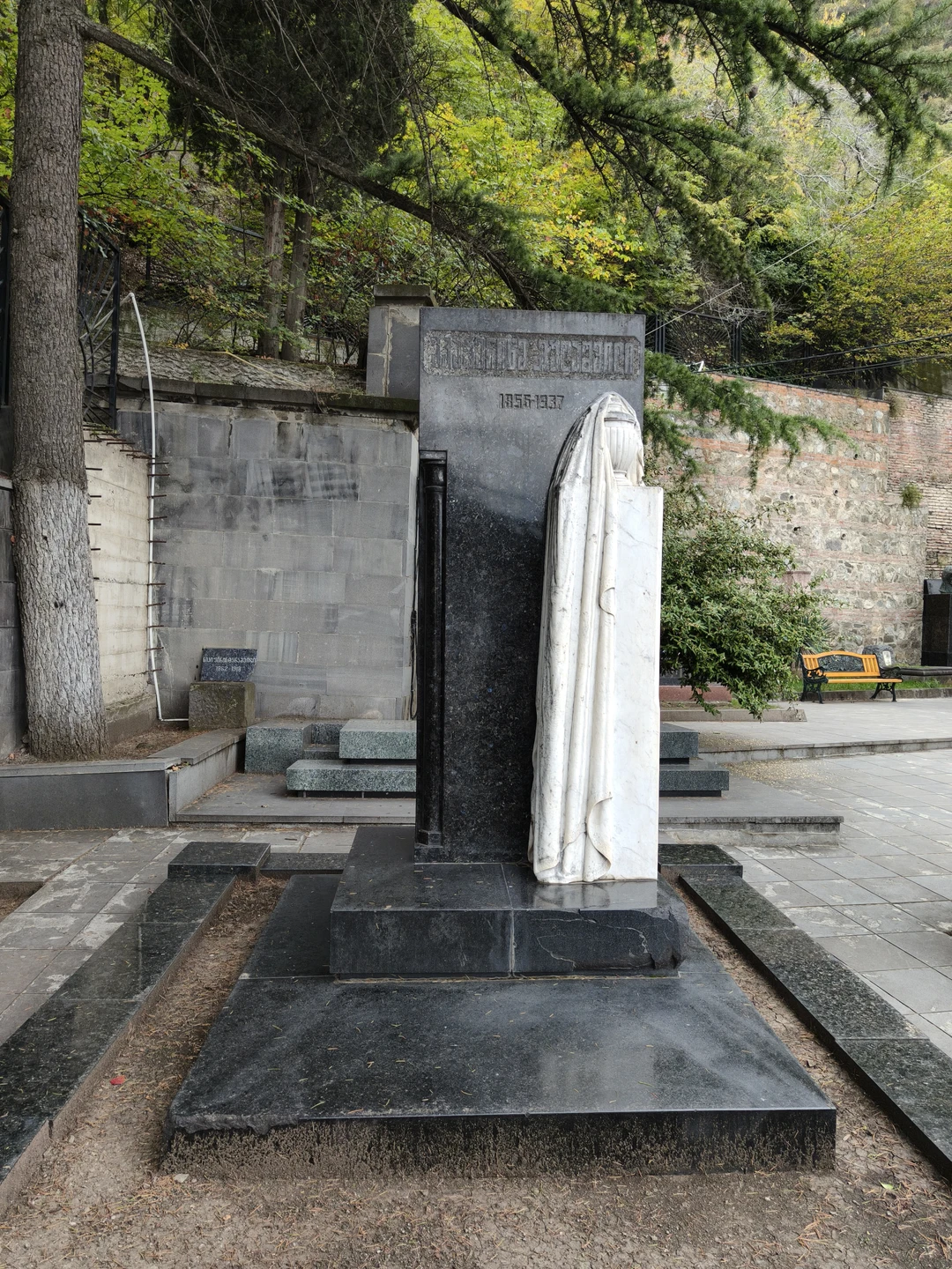 Экскурсия предлагает очень необычный взгляд на историю Грузии. В процессе прогулки мы видели могилы множества публичных