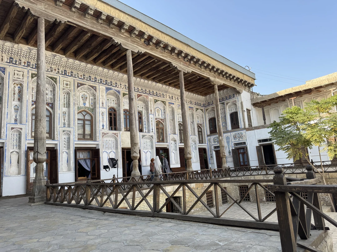 Ойбек большой молодец! Немного видоизменил экскурсию на наш выбор,опираясь на наши интересы и в результате мы