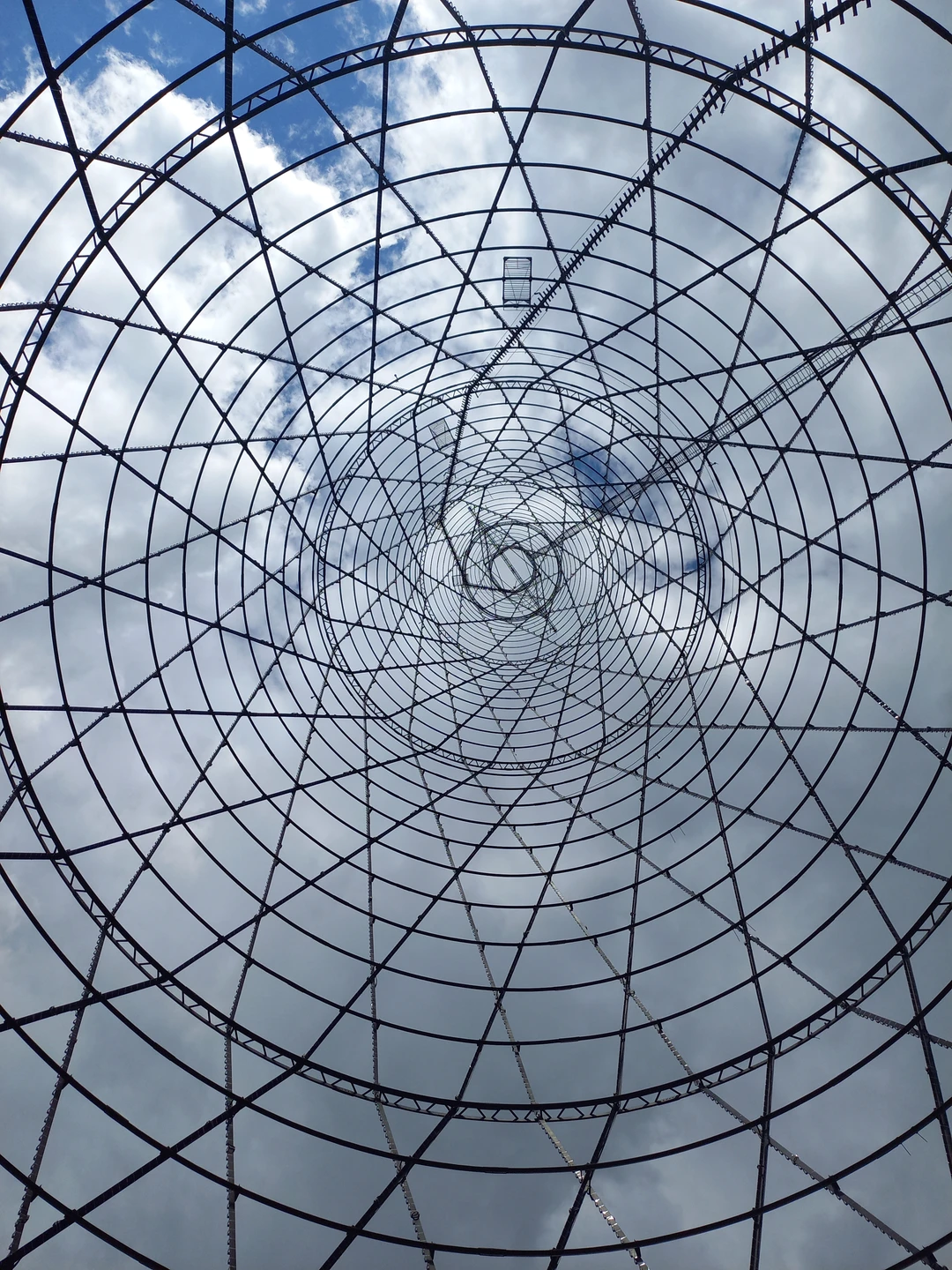 Дзержинск удивил! Оказалось, что это историческое поселение, соцгород, здесь можно рассмотреть все стили советской архитектуры, это