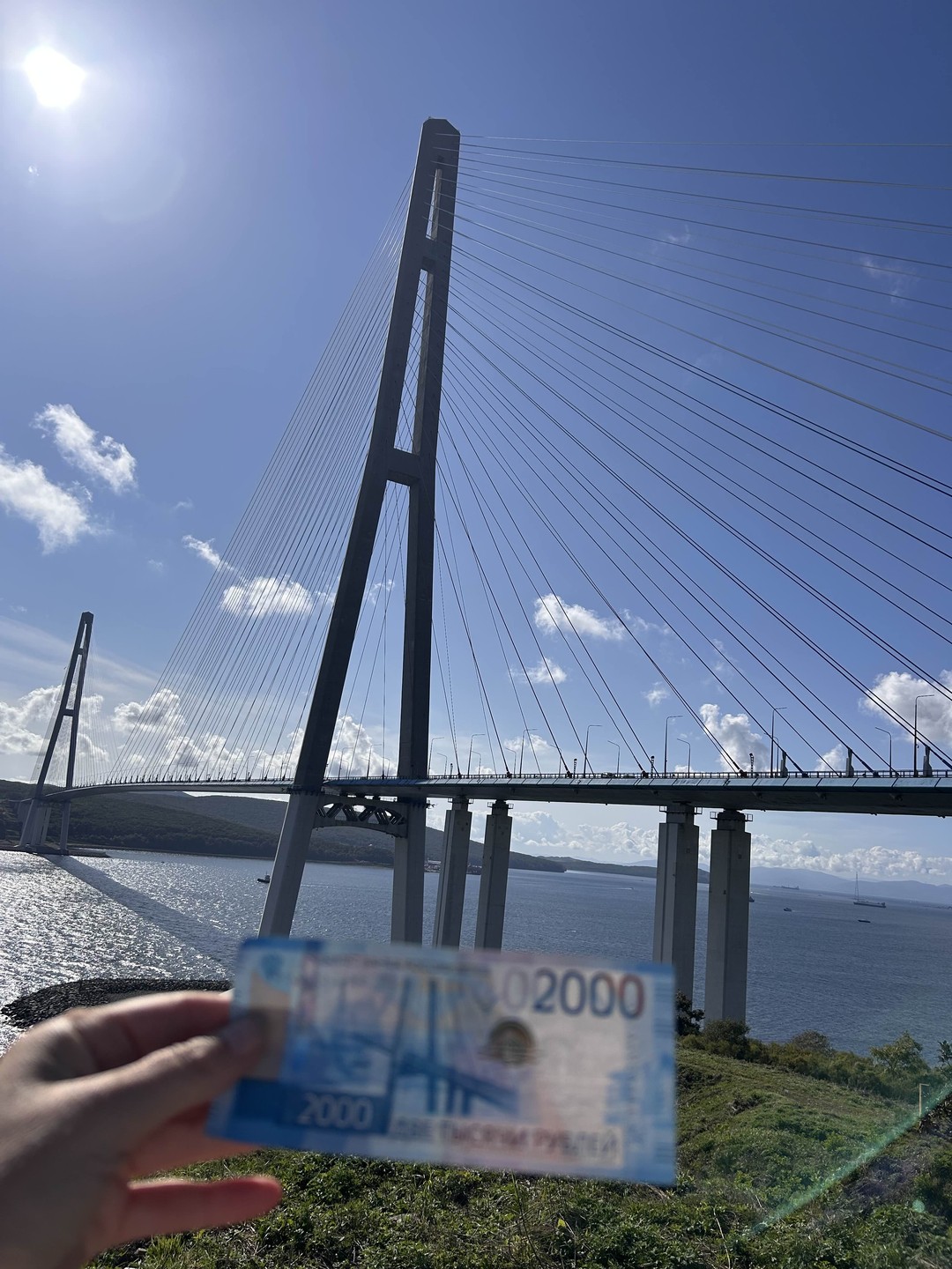 Экскурсовод Евгения, прокатила нас по острову Русский, показала нам самые-самые топовые локации, рассказала об истории острова