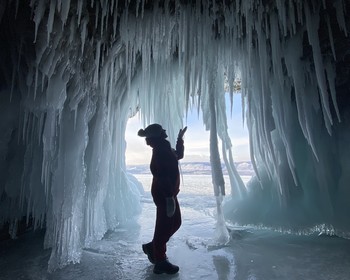 Ледяные гроты Байкала и скала Шаманка