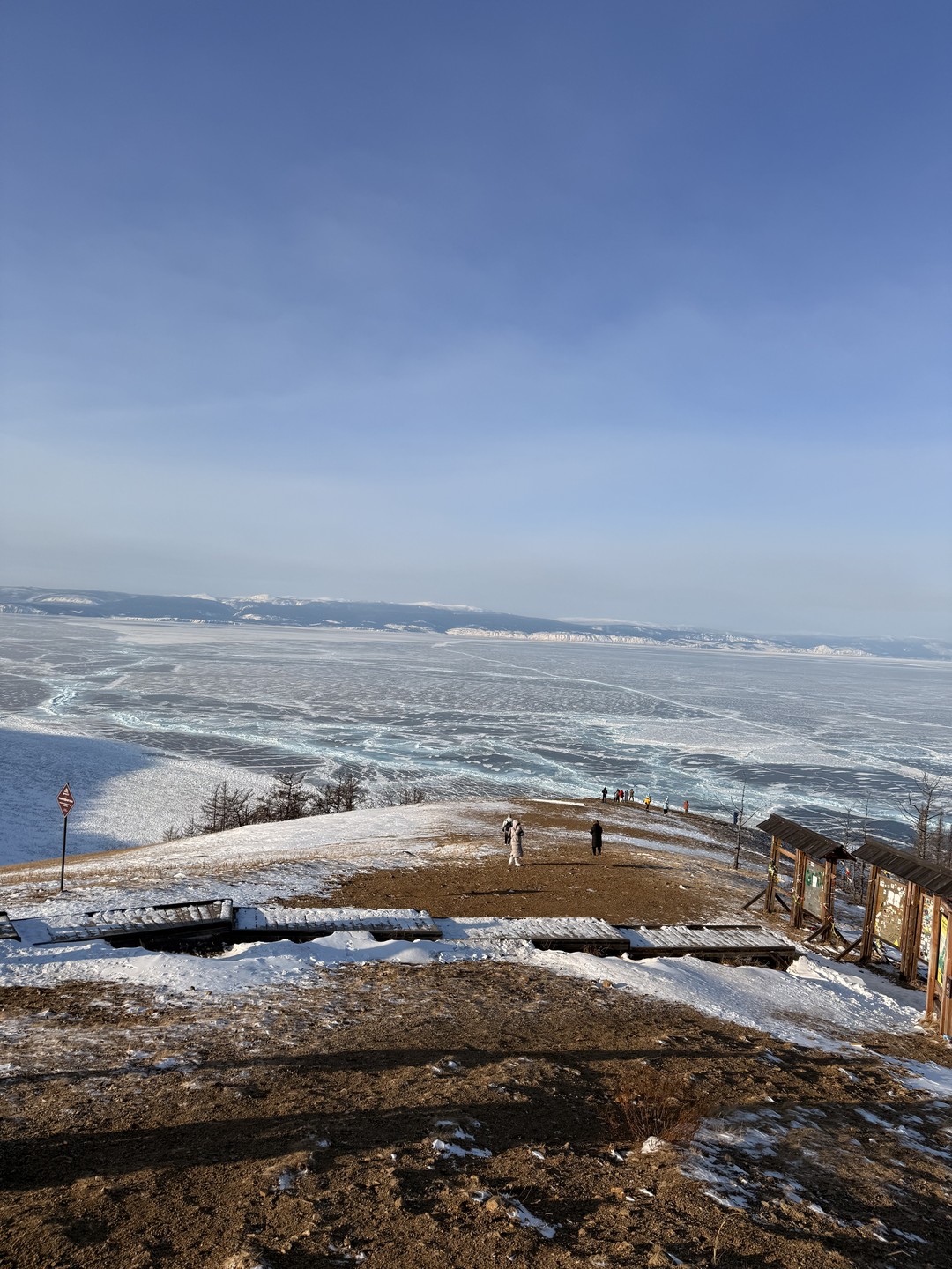 Нам все понравилось. Илья молодец, сварил нам хорошую уху из омуля. Машина теплая, удобная. Все прошло отлично