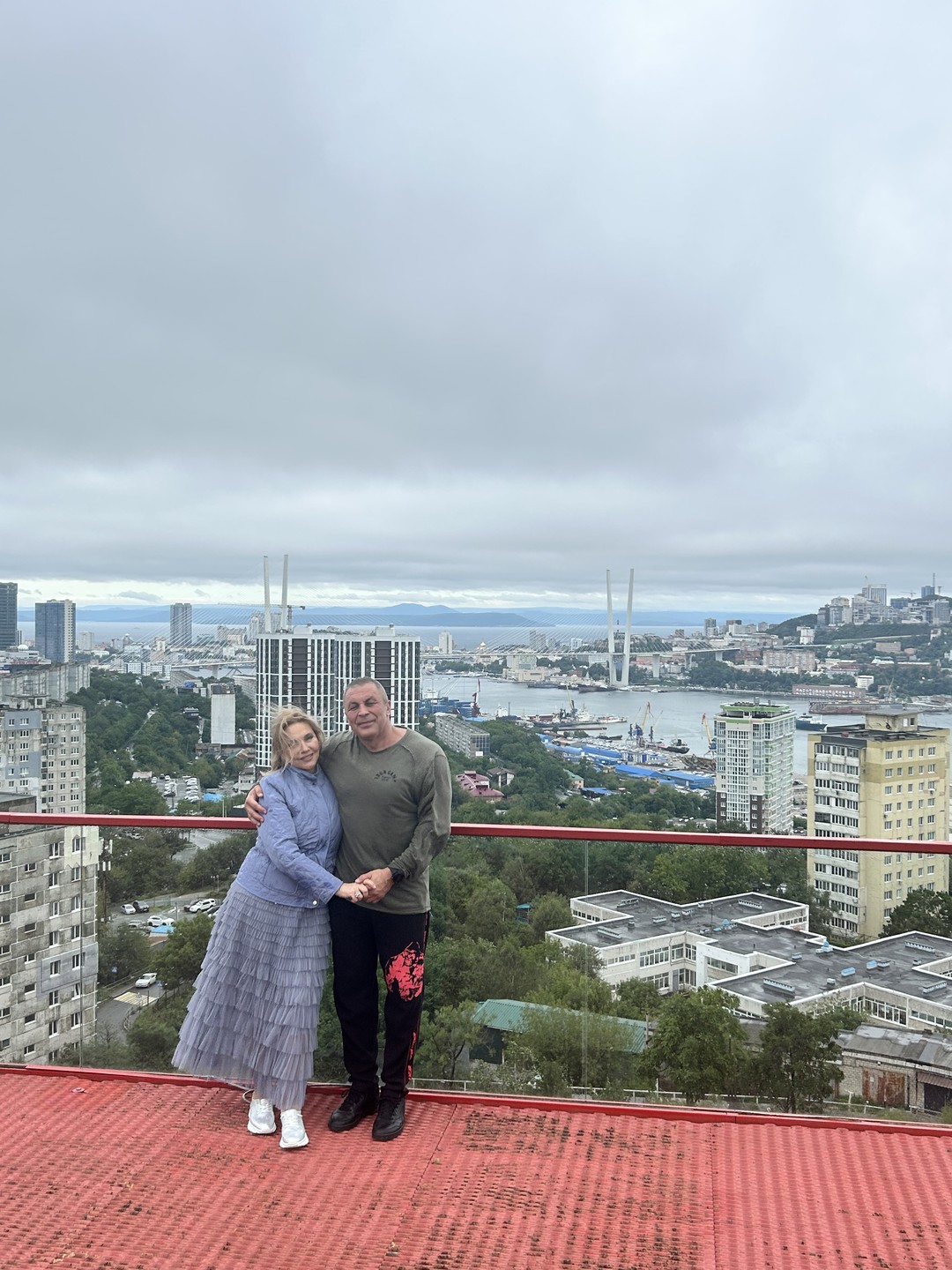 Катя встретила нас в аэропорту, как и договаривались. За три часа экскурсии мы посетили все видовые