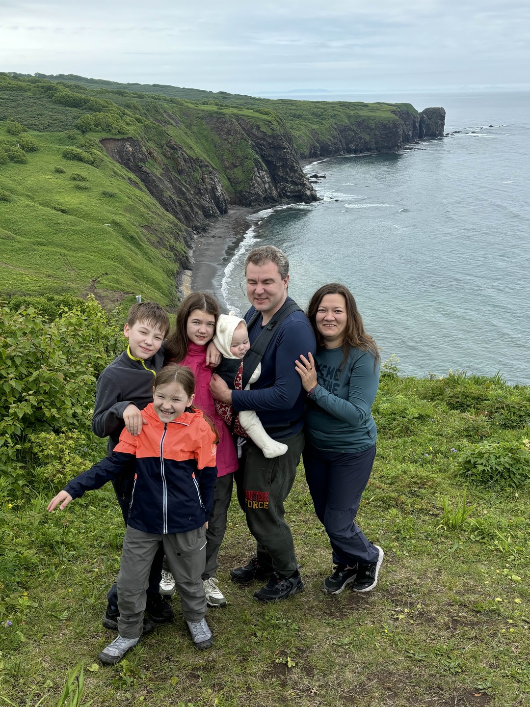 Большой семьей мы побывали на Камчатке: двое взрослых и 4 наших детей: 12,10,7 лет и малышка 9 месяцев! Благодаря гиду Сергею, мы полюбили этот край!