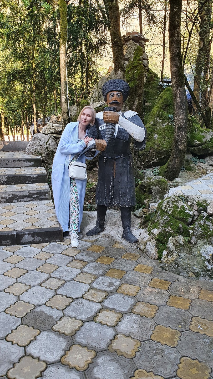 Нам экскурсия очень понравилась! Прошла на одном дыхании и невероятно интересно! Маршрут увлекательный! Авто - комфортабельный.