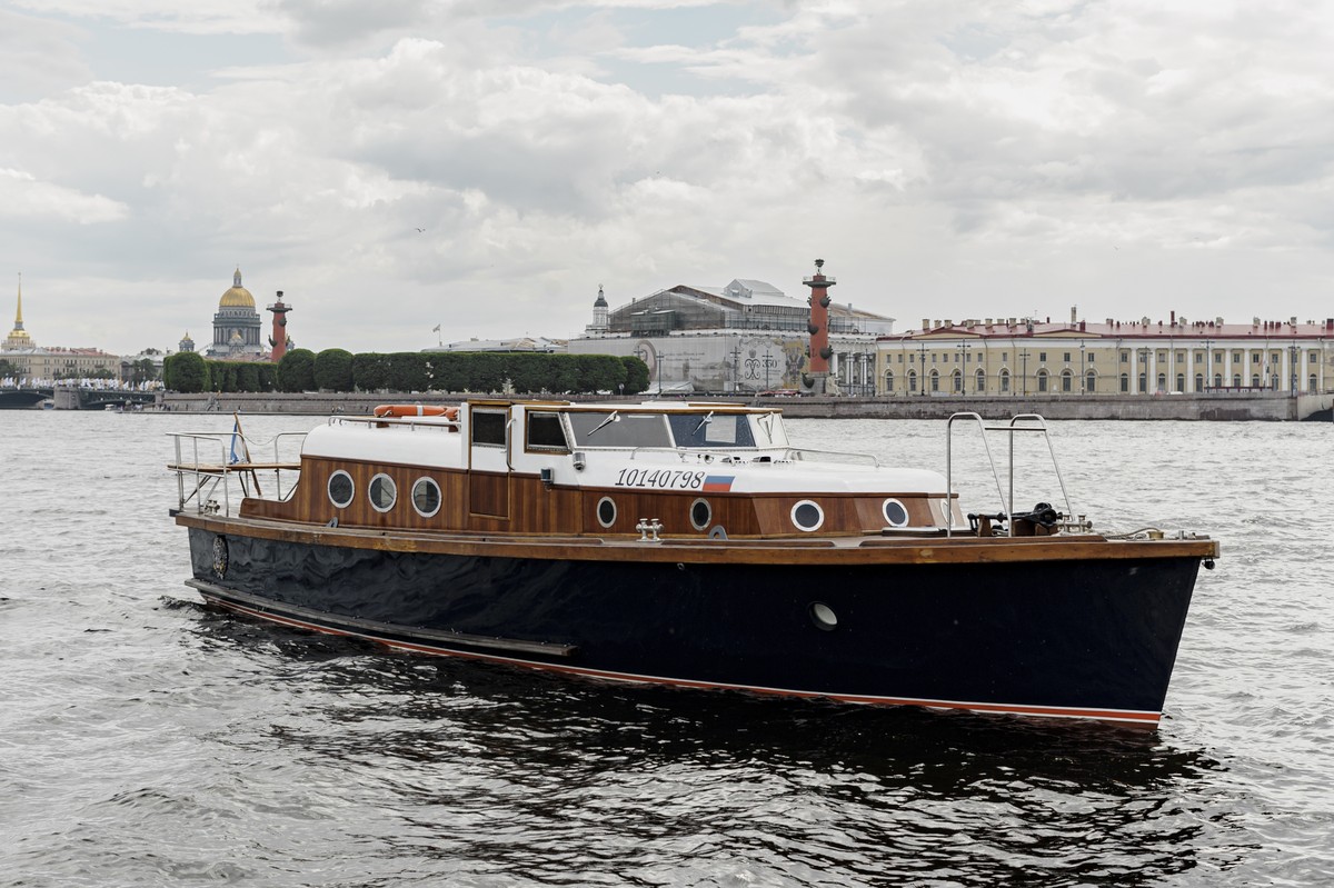 Волшебный Петербург: водная прогулка на ретро-катере