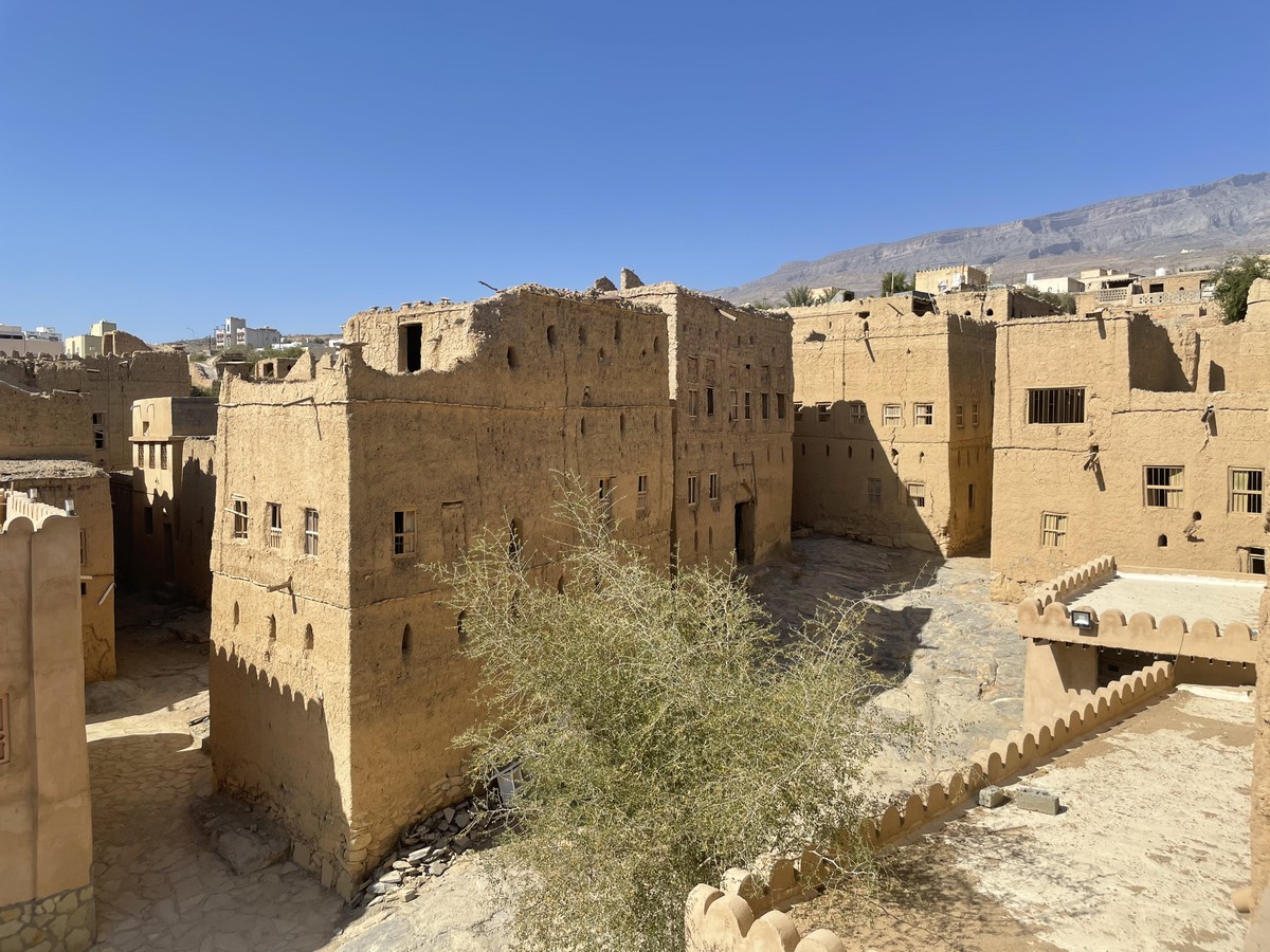 Низва и Аль-Хамра: по следам истории Омана