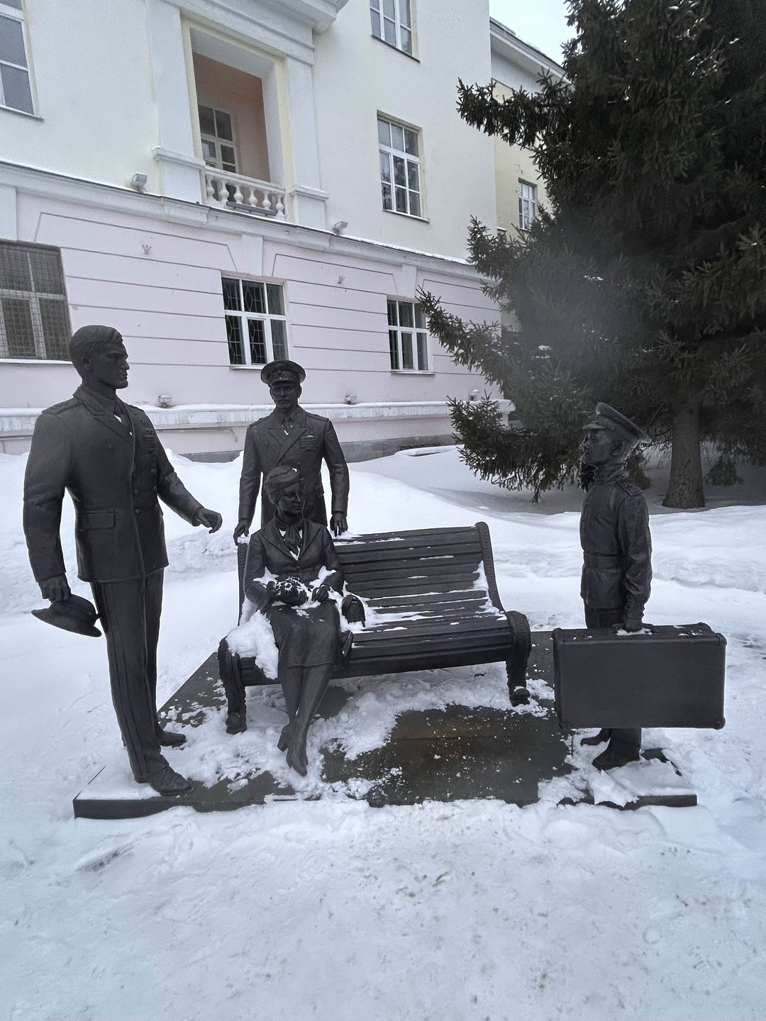 Максим эрудированный, влюбленный в свой город человек. Ему удалось заразить нас своей любовью к Екатеринбургу. Город