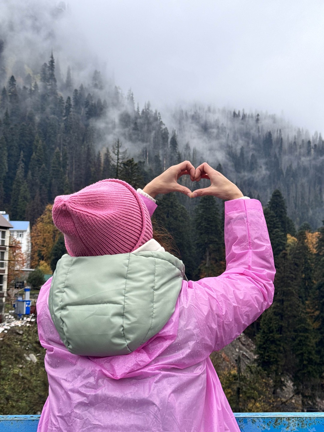 Ездили в Домбай с гидом Павлом на минивэне, все прошло замечательно: застали невероятно красивую осень в