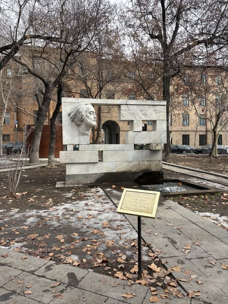 Мы очень благодарны Алине за этот день. Алина очень интересная рассказчица, с ней невероятно комфортно, чувствуется