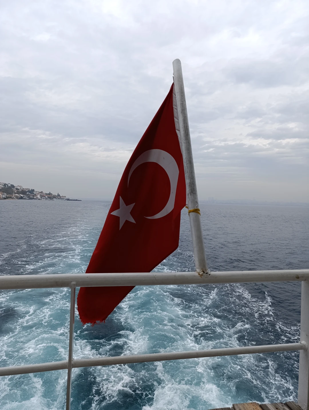 Всё нормально: трансфер вовремя в удобном минивене, кораблик удобный, обед вкусный