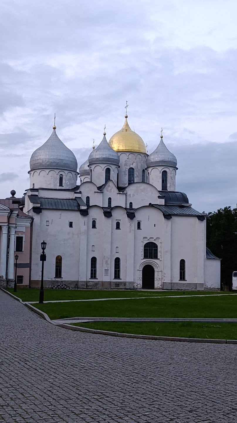 В городе не были. Экскурсия с Максимом позволила познакомиться с Великим Новгородом и понять, что четырех