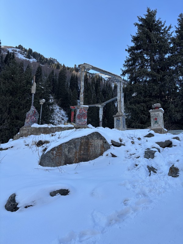 Фото к экскурсии Большое Алматинское озеро, водопад Аюсай, горячие источники — из Алматы