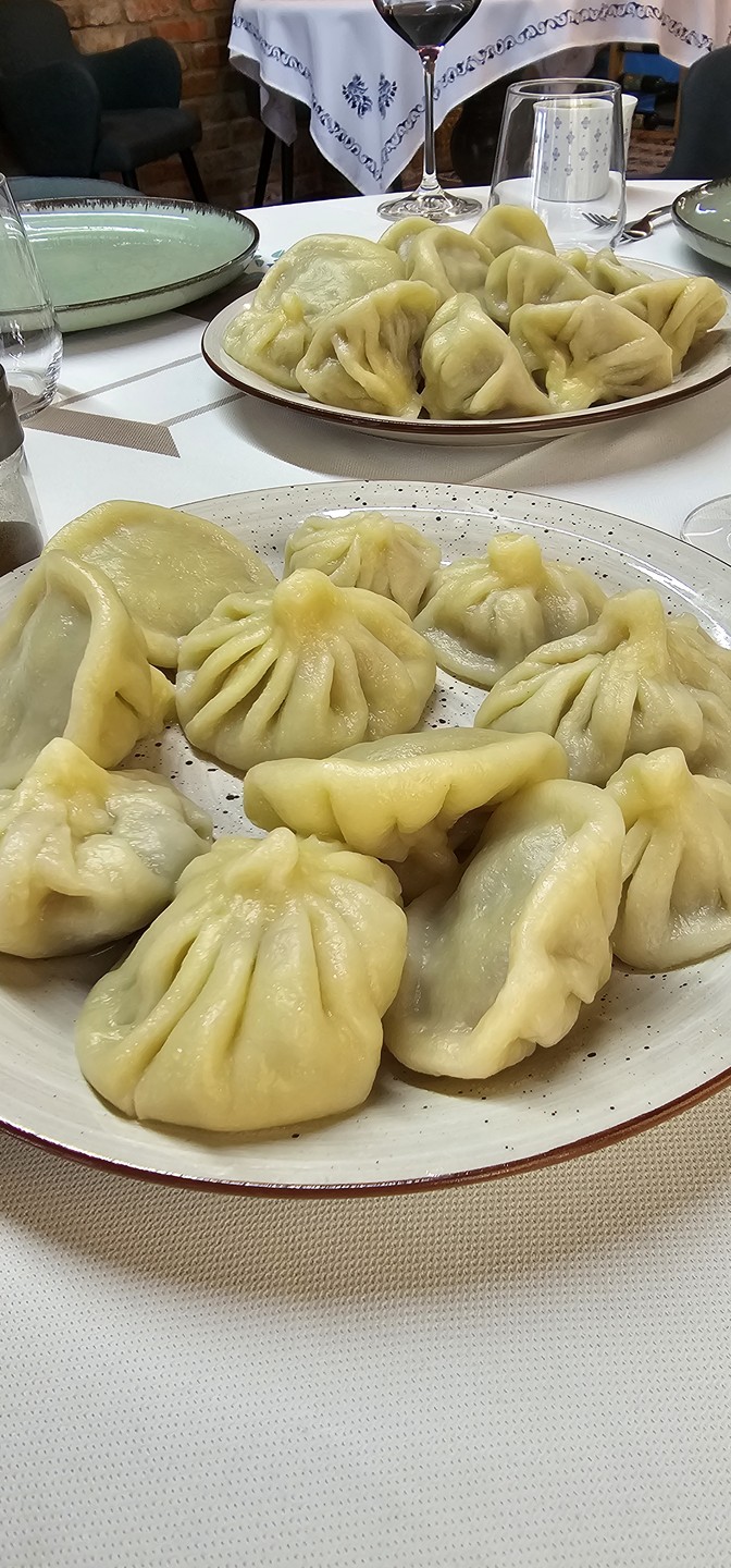 Были на мастер классе по хачапури и хинкали. Было обалденно вкусно и очень душевно. Ребята молодцы. Обязательно к посещению