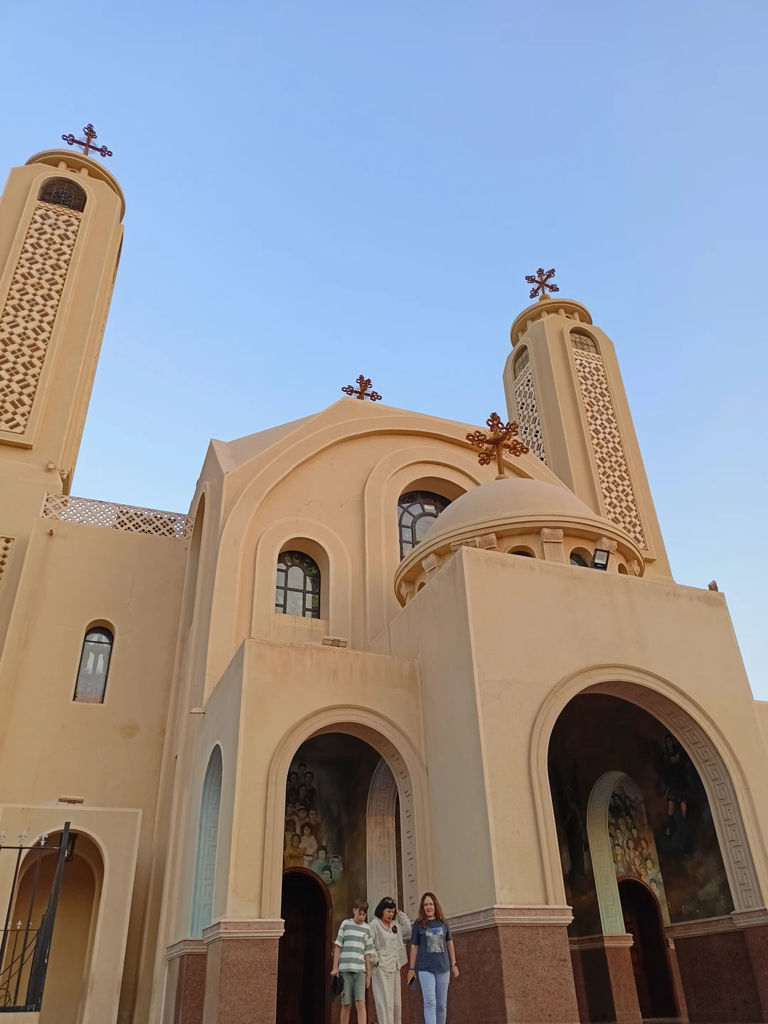 Добрый день. Посетили экскурсию с гидом Мухамед. Група была не большая 8 человек, но без накладок