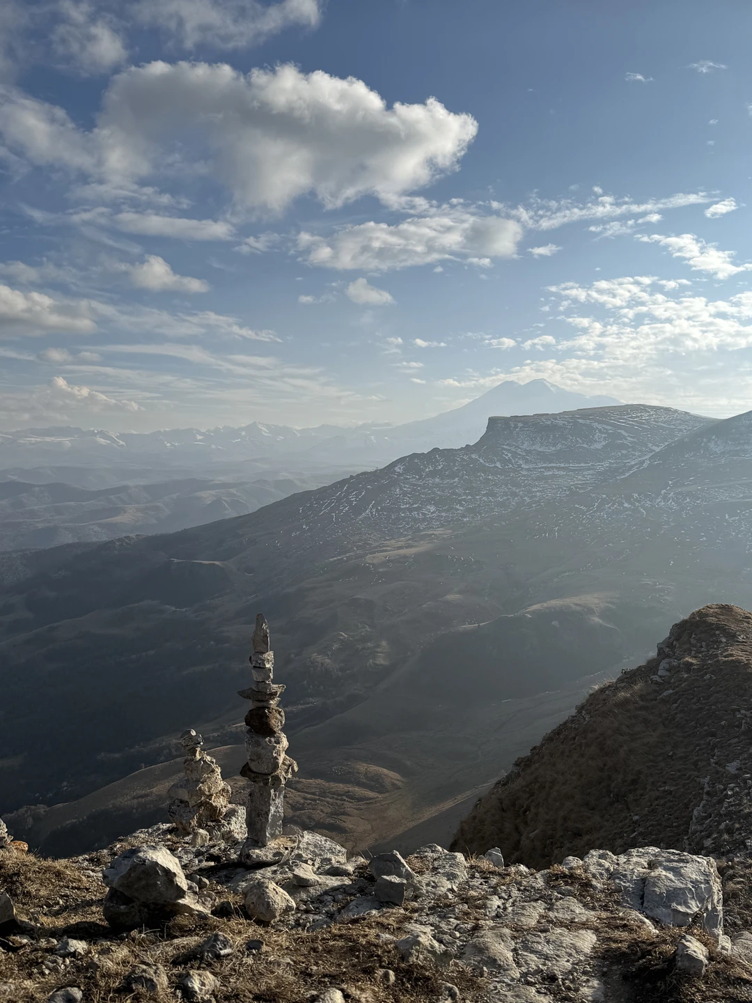 Очень рада, что получилось попасть на плато Бермамыт на закате. Нереально красивое место! А наш гид-водитель