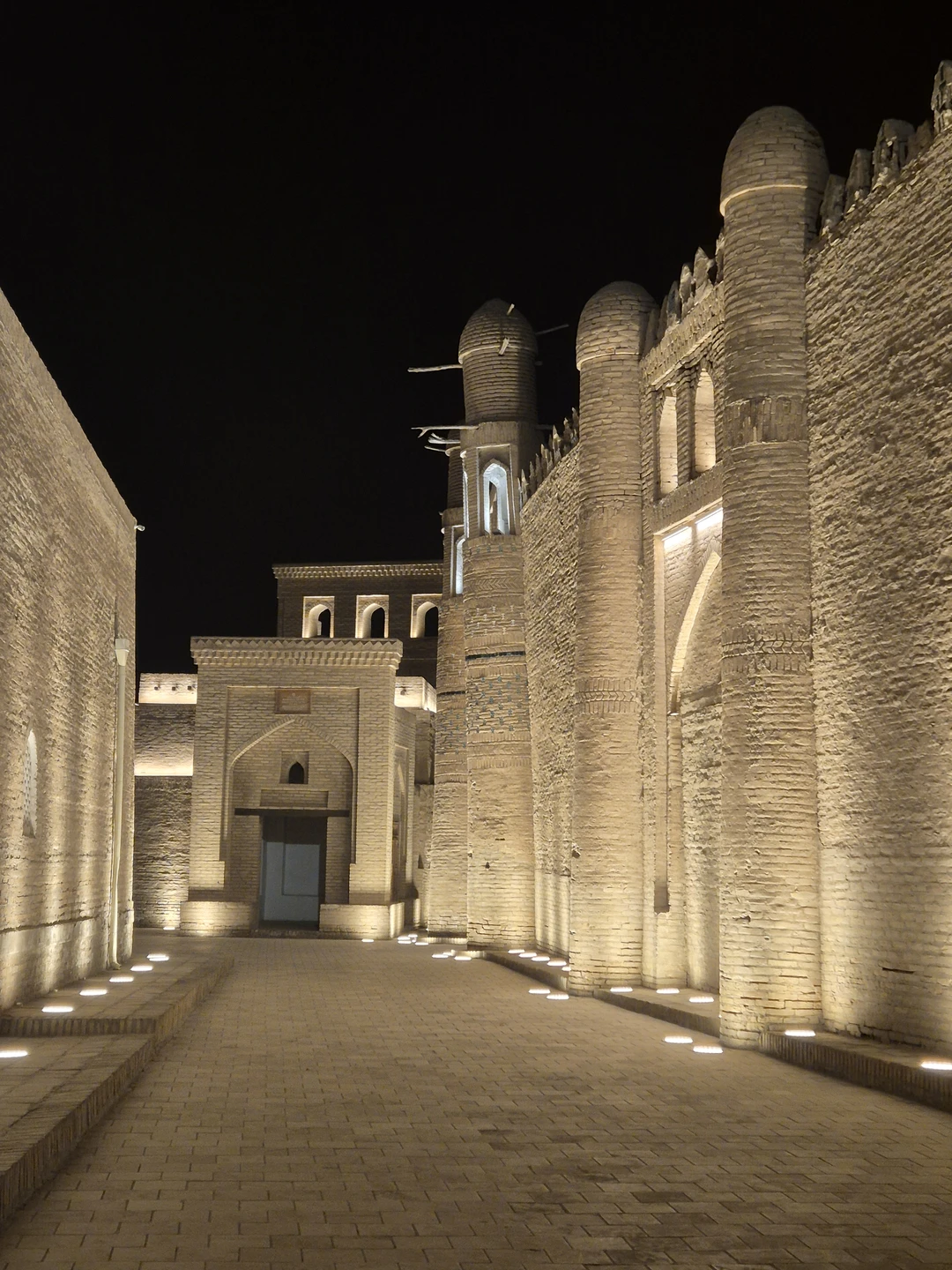 Хива-это восточная сказка, какой она и должна быть. Очень красивый старый город. Дадахон замечательно знает и