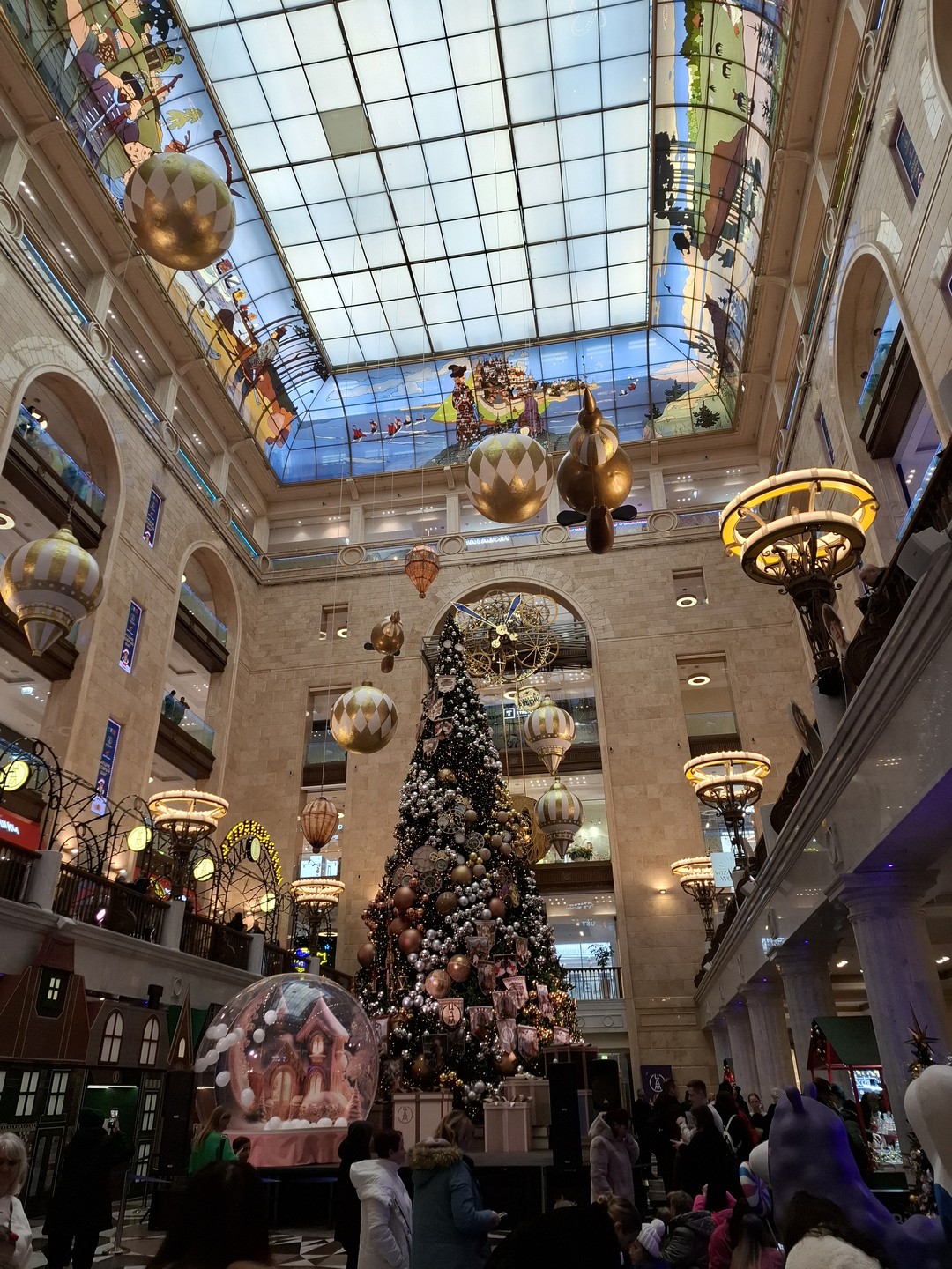 Замечательная экскурсия! Знакомые места открылись по-новому, интересные факты дополненные историческим фотографиями, подлинными открытками и артефактами. Хорошо