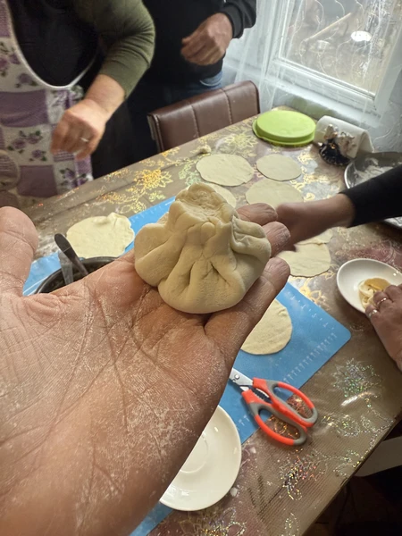 самые лучше впечатления от теплого приема этой семьи. научили готовить хинкали, хачапури аджарский и курицу сациви