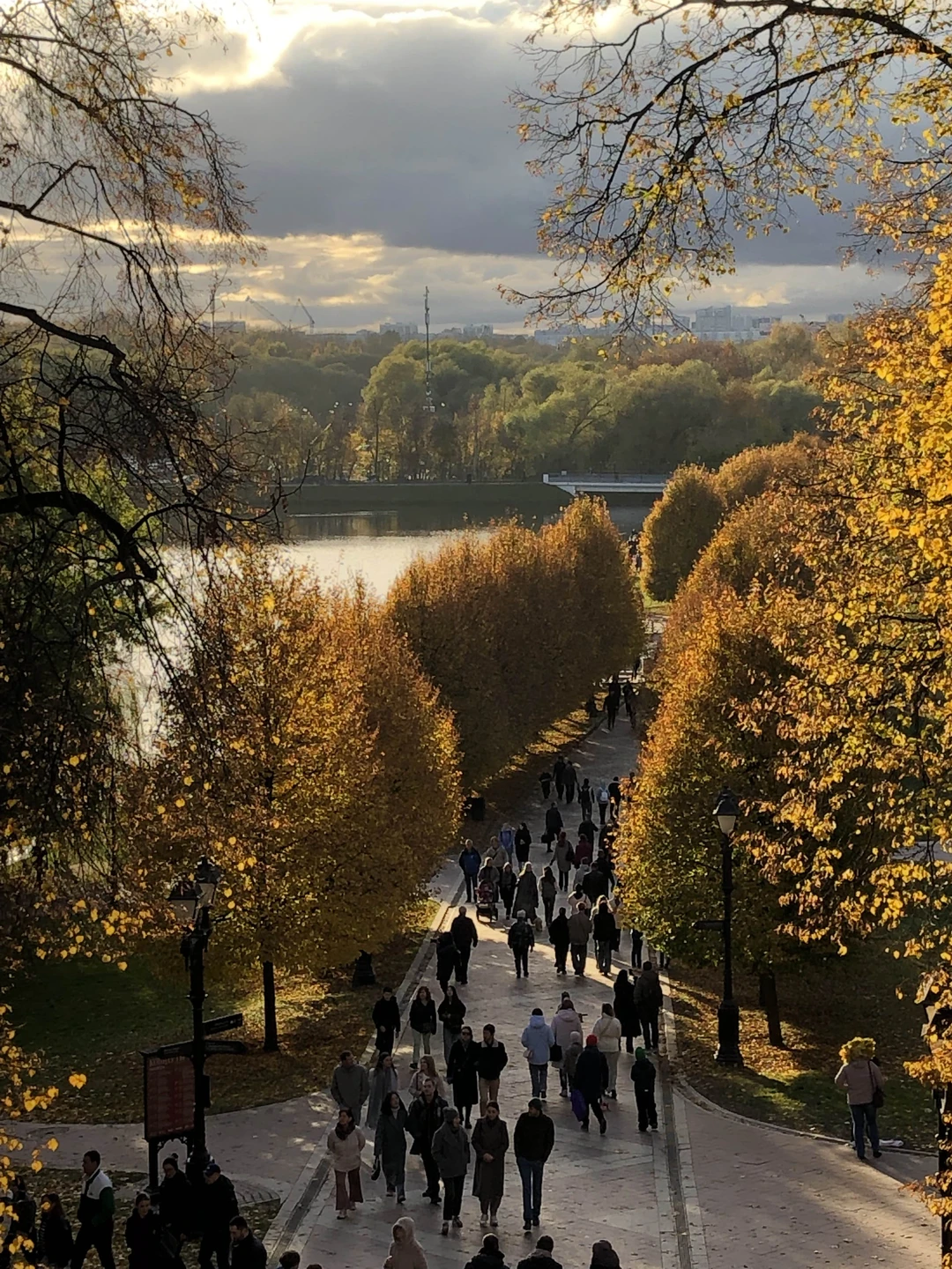 Неспешная прогулка по территории парка с рассказом истории его возникновения. Интересно и содержательно, хочется вернуться и