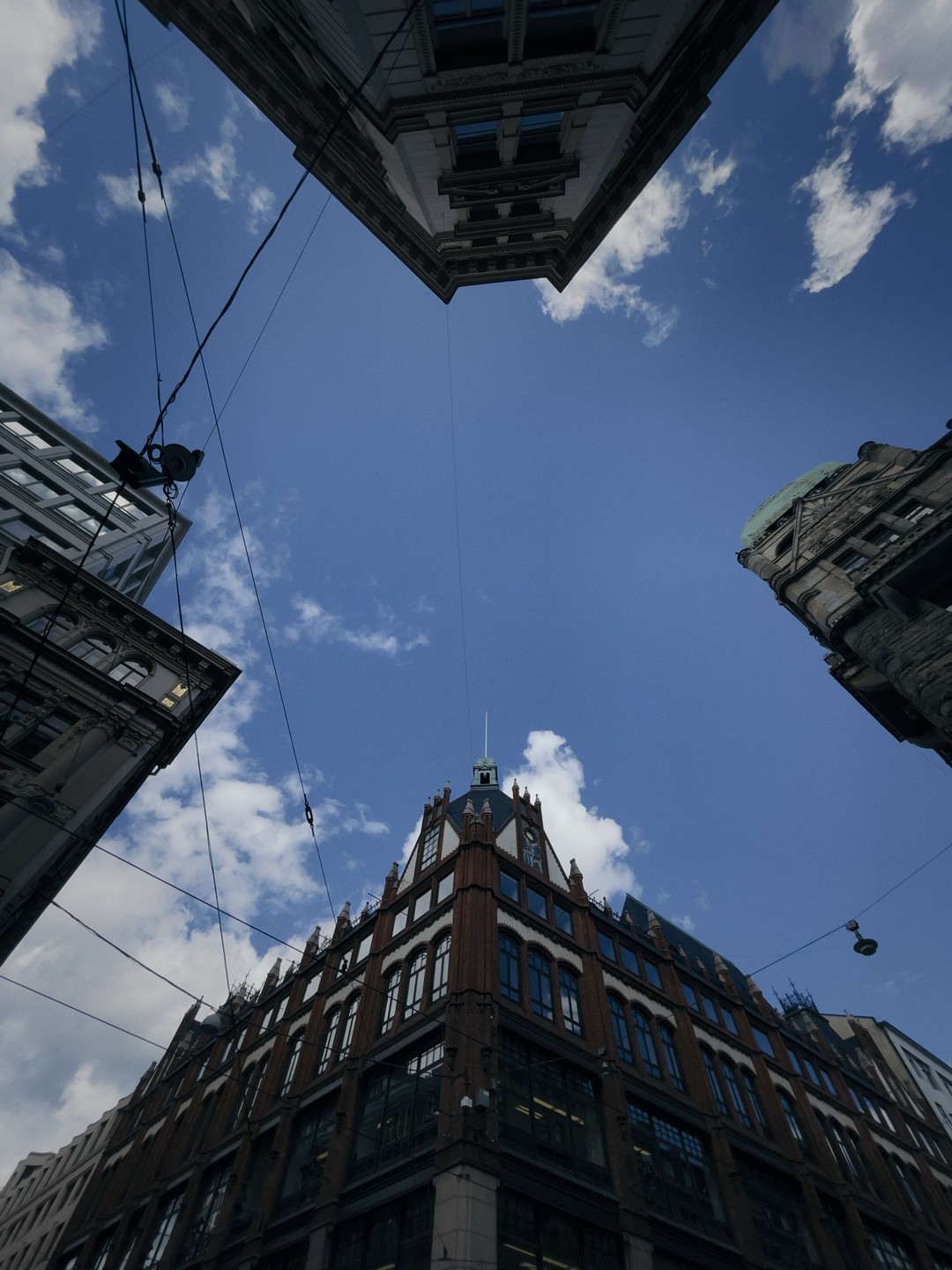 Отличная экскурсия, много исторических фактов, но подано совсем не скучно. Советую!