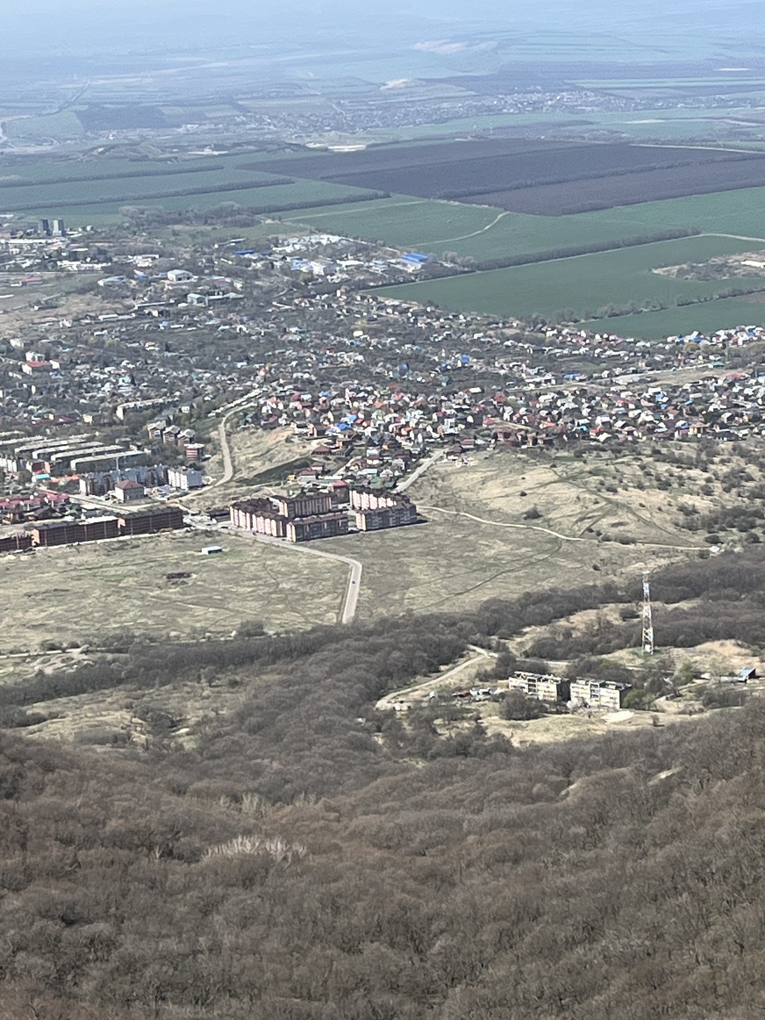 Поднимались на Бештау 12.04.2024 с очаровательным гидом Дарьей. Живописная дорога из первоцветов положило начало нашего пути,