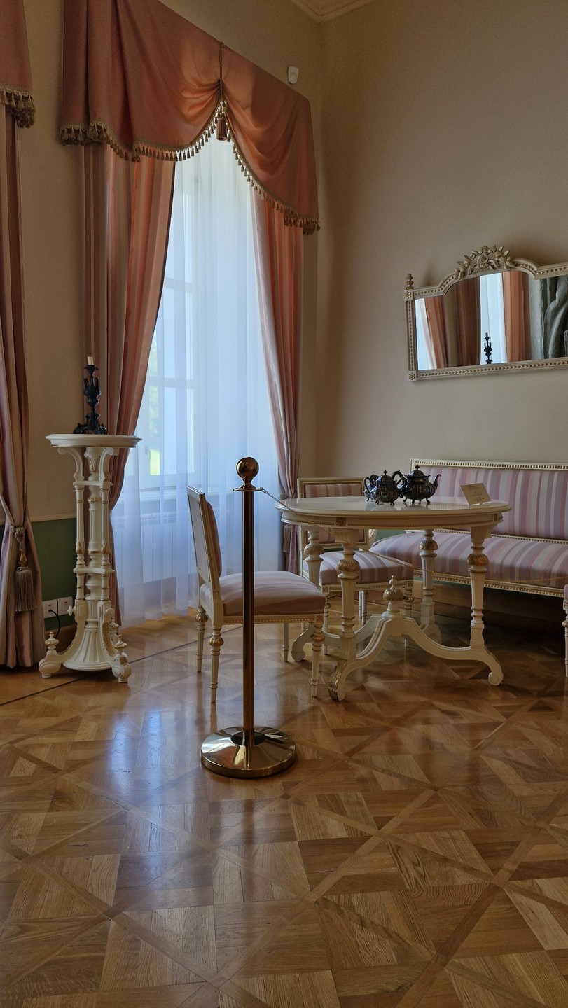 Очень понравился маршрут: сначала гуляли, затем прокатились по городу. Александр прекрасно владеет материалом, увлекательно и с