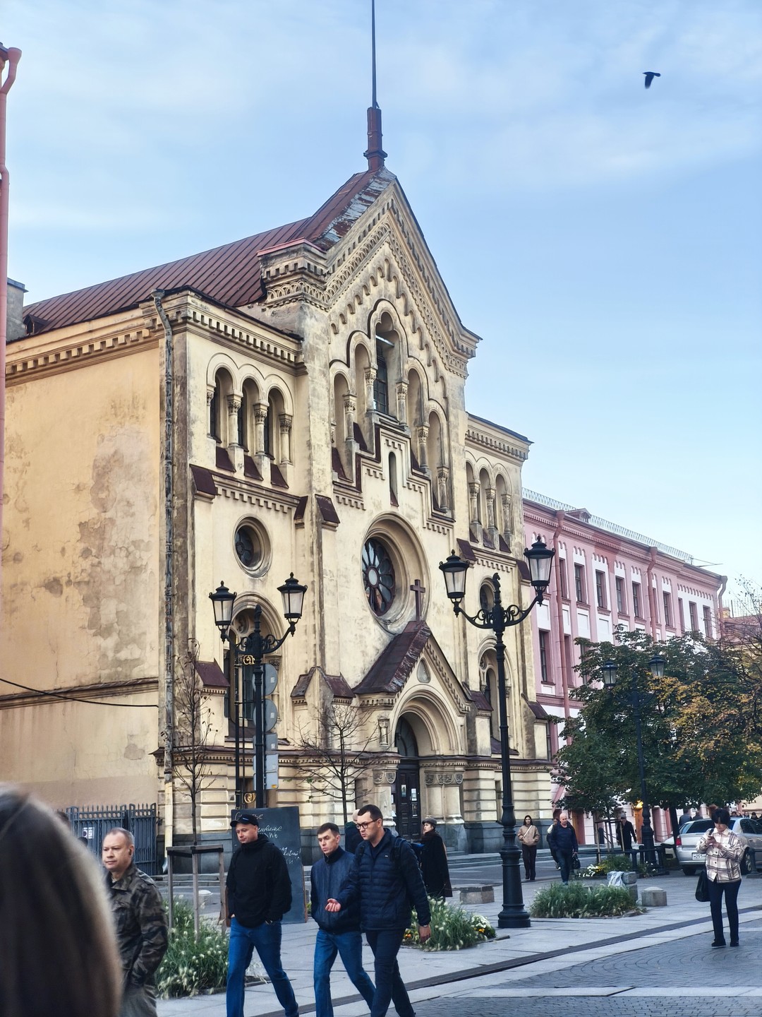 Спасибо Феодору за такую увлекательную экскурсию по Петербургу. Интересные истории, прекрасные виды, крыша, парадная, двор колодец