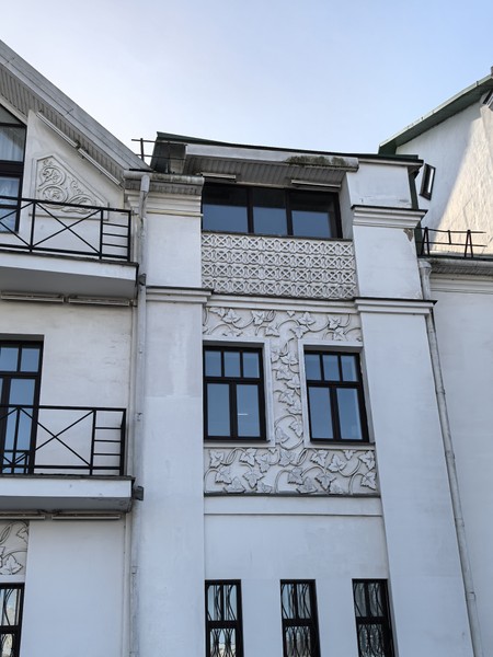 Побывали вместе с подругой на экскурсии. Экскурсовод Сергей прикольный (лучше прилагательное не подобрать). Сразу видно человек