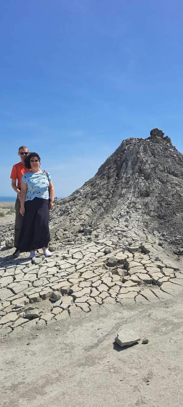 Агатовые горы Хызы, грязевые вулканы, розовое озеро и скала Бешбармаг (15/21)